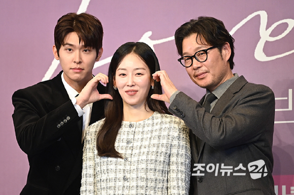 배우 이시우, 유재명, 서현진이 18일 서울 구로구 더 링크 서울 호텔에서 열린 JTBC 새 금요시리즈 '러브 미' 제작발표회에서 포즈를 취하고 있다. [사진=곽영래 기자]