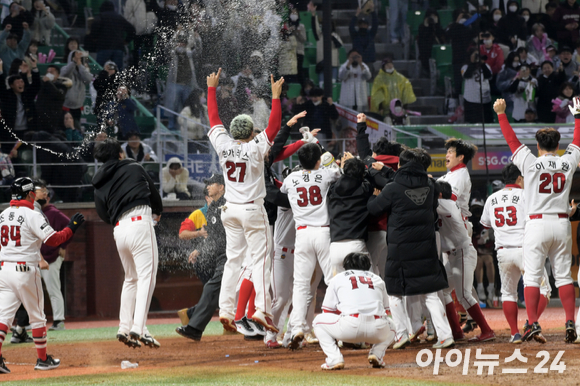 7일 오후 인천 SSG 랜더스필드에서 열린 2022 KBO리그 포스트시즌 한국시리즈 키움 히어로즈 대 SSG 랜더스의 5차전 경기에서 9회말 무사 1,3루 상황 대타로 나선 SSG 김강민이 경기를 종료 시키는 끝내기 스리런을 터트리고 동료들과 기쁨을 나누고 있다. [사진=정소희 기자]