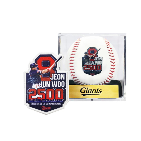 롯데 자이언츠 전준우(오른쪽)는 지난 7월 26일 열린 두산 베어스와 원정 경기에서 개인 통산 2500루타를 달성했다. [사진=롯데 자이언츠]