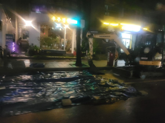 서울 종로구에서 발생한 도로파임(포트홀). [사진=연합뉴스/독자제공]