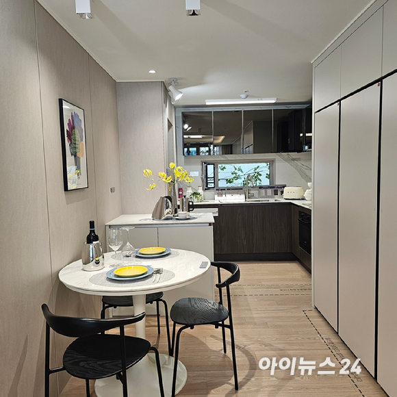 힐스테이트 메디알레 견본주택 전경 너머로 공사 현장이 보인다. 2025.05.09 [사진=이효정 기자 ]