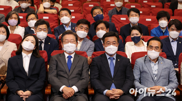 이재명 더불어민주당 총괄선대위원장과 윤호중-박지현 공동상임선대위원장, 박홍근 원내대표가 1일 국회에 마련된 종합상황실에서 6.1 지방선거 출구조사 결과를 지켜보고 있다. [사진=김성진 기자]