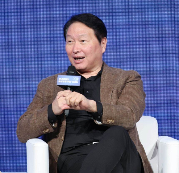 최태원 대한상공회의소 회장이 17일 제주 신라호텔에서 진행중인 대한상의 하계 포럼에서 인공지능(AI) 관련 대담을 하고 있다.[사진=대한상공회의소]