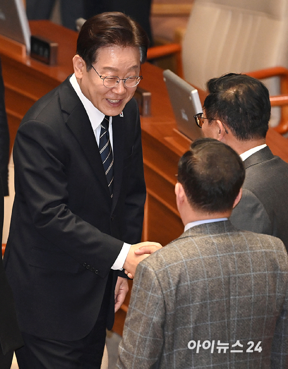 이재명 대통령이 2일 서울 여의도 국회 본회의장에서 중동 사태 대응 등을 위한 추가경정예산안에 대한 시정연설을 마친 뒤 국민의힘 의원들과 악수를 하고 있다. [사진=곽영래 기자]