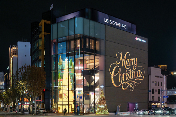 서울 강남구 도산대로에 자리한 플래그십 스토어 'D5' 벽에 설치된 크리스마스 미디어 파사드. [사진=LG전자]