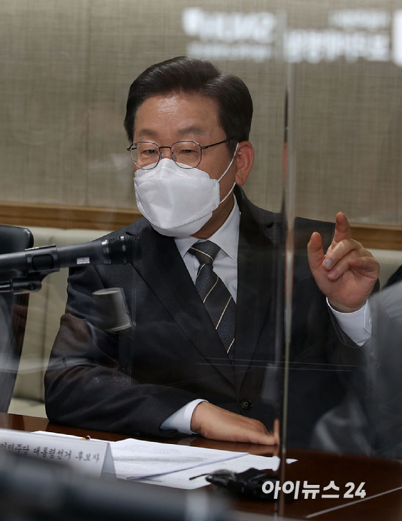 이재명 더불어민주당 대선 후보가 15일 오후 서울 동작구 서울특별시보라매병원을 현장 방문해 병원 임원진에게 코로나19 대응 현황 보고를 받은 뒤 관련 질문을 하고 있다. [사진=국회사진취재단]