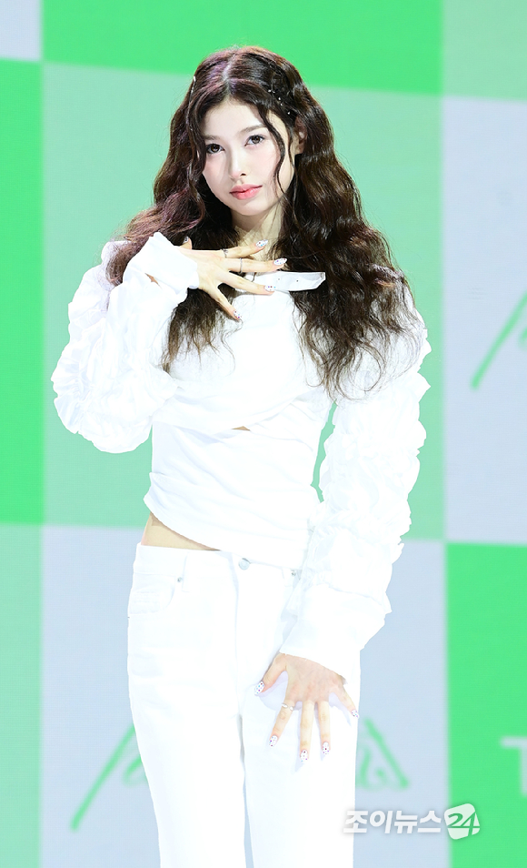 그룹 앳하트 미치가 13일 오후 서울 한남동 블루스퀘어에서 열린 앳하트(AtHeart) 첫 번째 EP '플롯 트위스트'(Plot Twist) 미디어 쇼케이스에 참석하고 있다. [사진=정소희 기자]