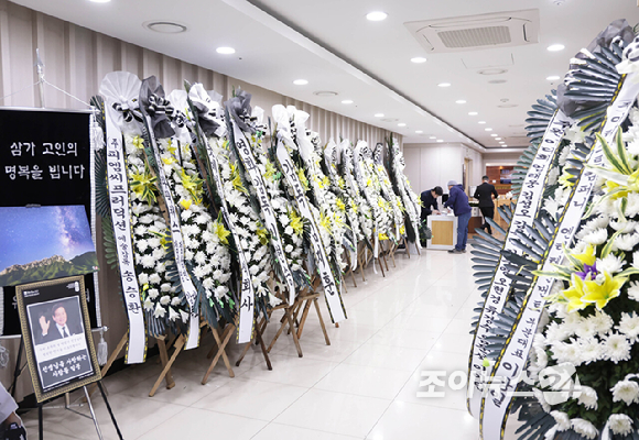 5일 별세한 '국민 배우' 고(故) 안성기의 빈소가 서울성모병원 장례식장에 마련됐다. 향년 74세. 빈소 앞 유니세프의 근조화환이 눈길을 끈다. 고인은 40년 넘게 유니세프의 친선대사로 활동했다. [사진=사진공동취재단]