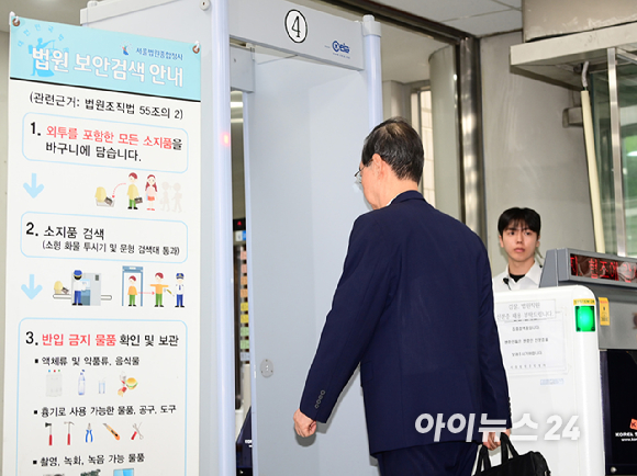 한덕수 전 국무총리가 27일 오후 서울중앙지법에 내란 우두머리 방조, 위증, 허위공문서 작성 등의 혐의로 구속 전 피의자 심문(영장실질심사)을 받기위해 출석하고 있다. [사진=정소희 기자]