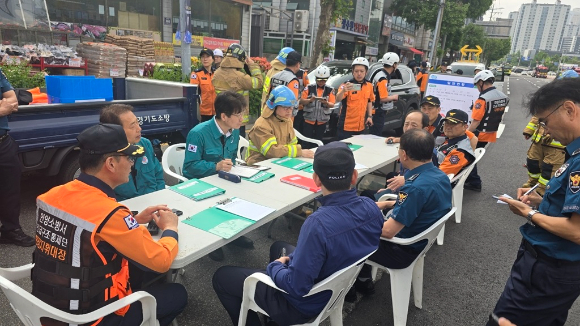 21일 오전 안양시 동안구 비산동 안양종합운동장 앞 도로에서 발생한 가스 누출 사고와 관련해 민·관·군·경 관계자 등이 현장 회의를 하고 있다. [사진=안양시]