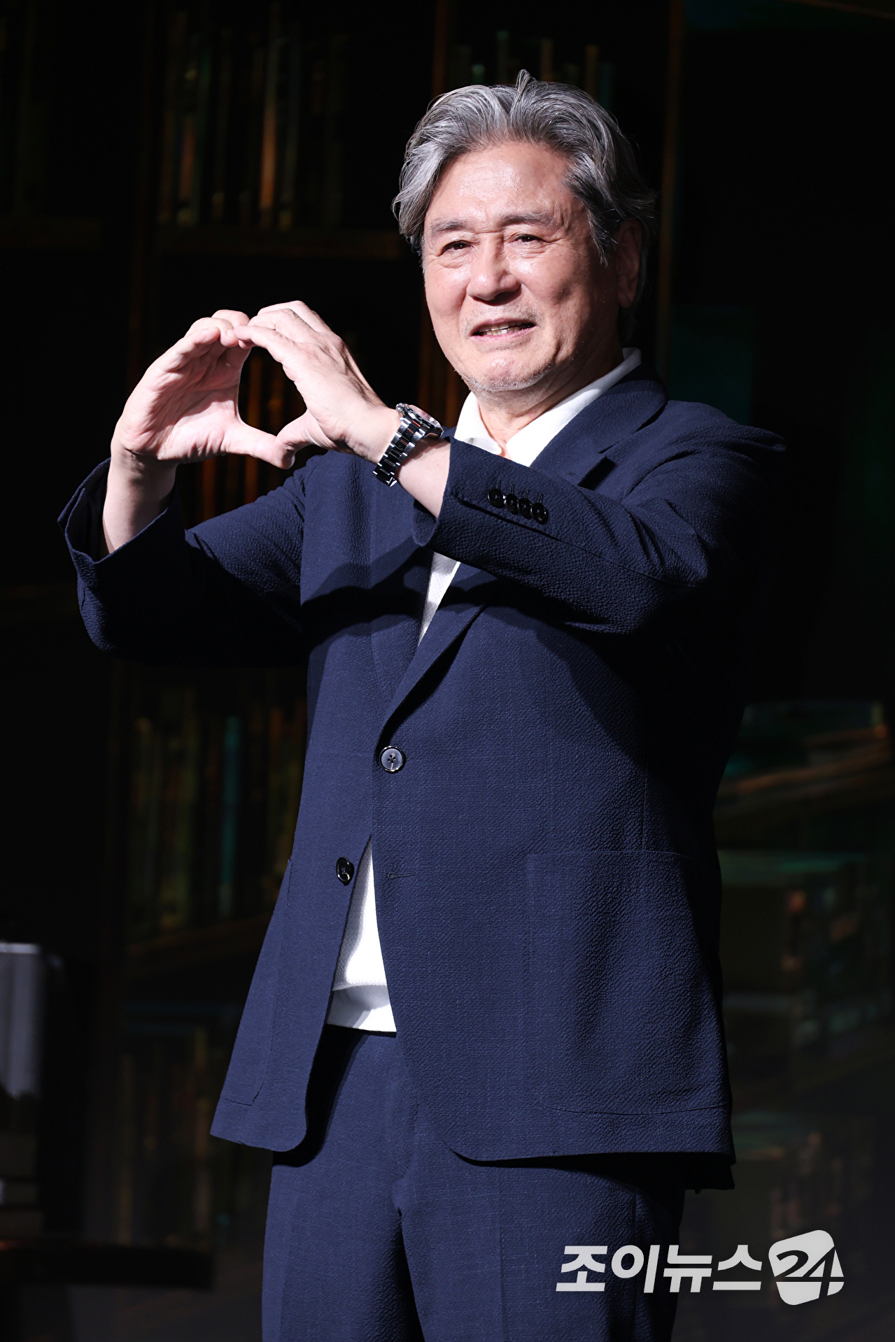 배우 최민식이 24일 오전 서울 마포구 호텔 나루 서울 엠갤러리에서 진행된 넷플릭스 시리즈 '맨 끝줄 소년' 제작발표회에 참석해 포즈를 취하고 있다. [사진=문수지 기자]