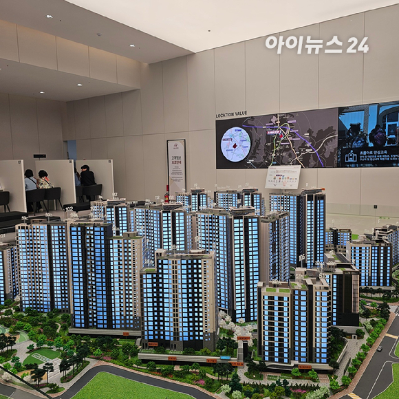 힐스테이트 메디알레 견본주택 전경 너머로 공사 현장이 보인다. 2025.05.09 [사진=이효정 기자 ]