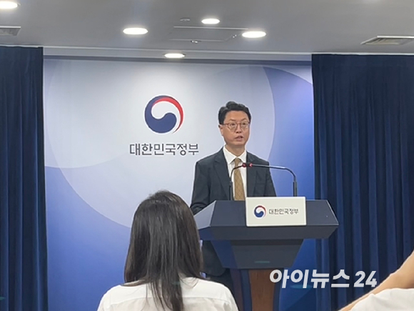 5일 오후 서울정부청사 브리핑룸에서 홍진배 과기정통부 네트워크정책실장이 브리핑을 진행하고 있다. [사진=박소희 기자]