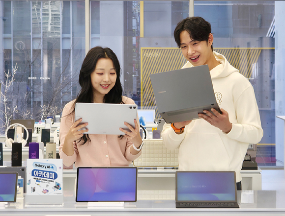 삼성전자 모델이 '갤럭시 북5 프로'와 '갤럭시 탭 S11 울트라'의 슬림한 디자인과 가벼운 무게를 체험하는 모습 [사진=삼성전자]