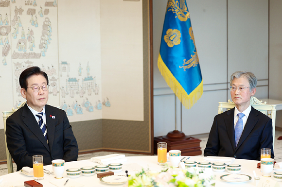 이재명 대통령이 3일 용산 대통령실에서 열린 5부 요인 초청 오찬 간담회에서 조희대 대법원장과 참석자 발언을 듣고 있다. 2025.12.3 [사진=연합뉴스]