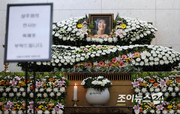 가수 옥희(본명 김광숙)의 빈소가 21일 오후 서울 송파구 서울아산병원 장례식장 22호에 마련된 가운데 배우자 홍수환 씨가 빈소를 지키고 있다. 2026.06.21 [사진=사진공동취재단]