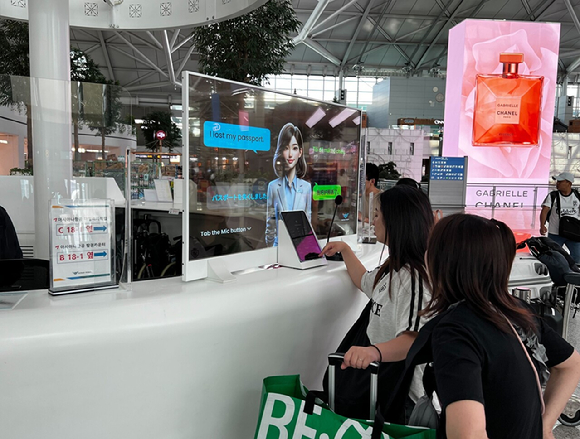 인천국제공항 3층 종합안내소에서 시범운영을 개시한 플리토 AI 다국어 동시통역 서비스를 외국인 이용객이 경험하고 있다. [사진=플리토]