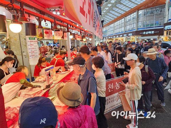 추석 연휴를 앞둔 27일 오전 서울 동대문구 경동시장이 사람들로 북적이고 있다. [사진=구서윤 기자]