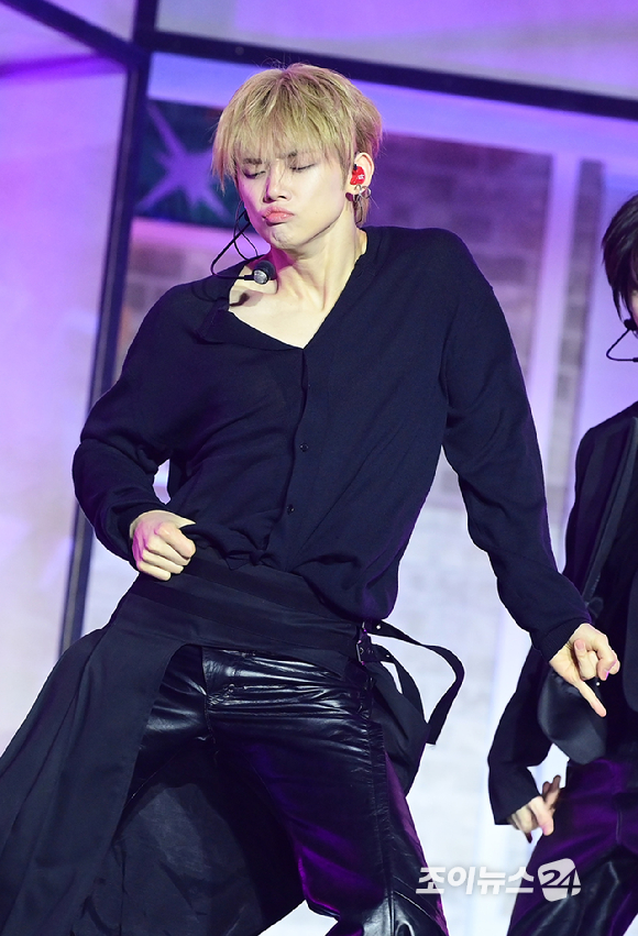  가시덤불에 잠시 바람이 멈췄을 때' 발매 기념 쇼케이스에서 타이틀곡 '하루에 하루만 더' 무대를 선보이고 있다. [사진=정소희 기자]