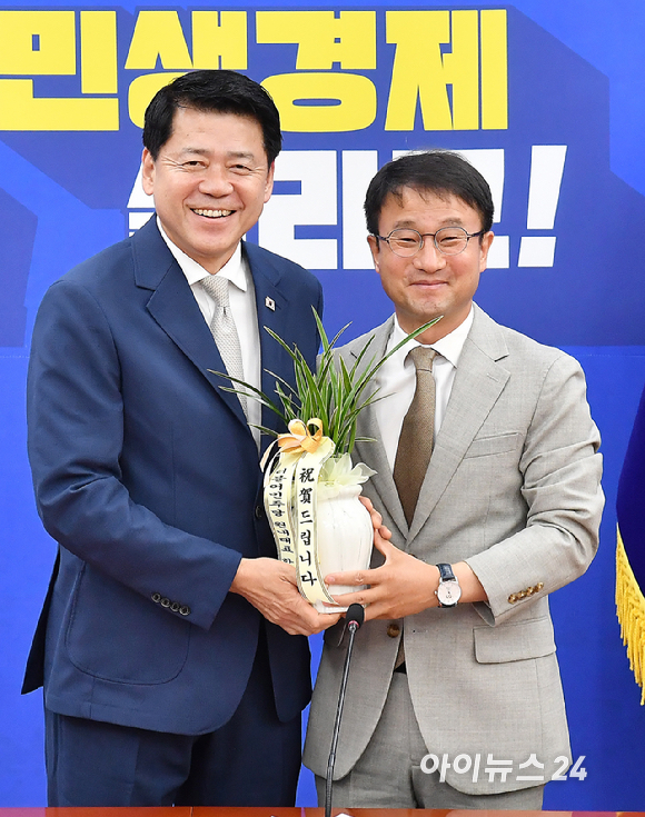김준형 조국혁신당 원내대표가 19일 서울 여의도 국회에서 한병도 더불어민주당 원내대표를 예방하고 있다. [사진=곽영래 기자]