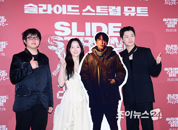 배우 우즈(조승연)가 20일 서울 용산구 CGV 아이파크몰에서 진행된 영화 '슬라이드 스트럼 뮤트'(감독 박세영) 언론시사회에 참석해 저스틴 민 등신대와 포토타임을 갖고 있다. [사진=정소희 기자]