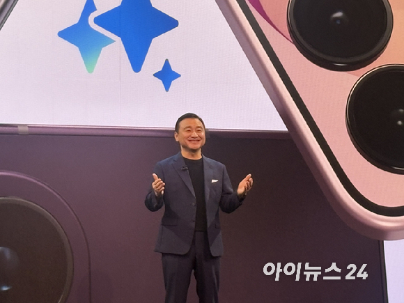 22일(현지시간) 영국 런던 올드 빌링스게이트 앞에서 '갤럭시 언팩 2026' 행사 시작을 앞두고 전 세계 미디어와 인플루언서들이 입장을 기다리고 있다. [사진=권서아 기자]