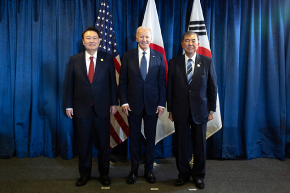 아시아태평양경제협력체(APEC) 정상회의 참석차 페루를 방문 중인 윤석열 대통령이 15일(현지시간) 페루 리마 컨벤션센터에서 조 바이든 미국 대통령, 이시바 시게루 일본 총리와 한미일 정상회의에서 기념촬영하고 있다. (공동취재) [사진=뉴시스]