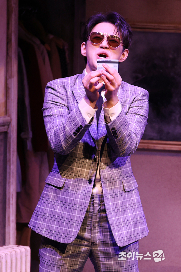 배우 오승훈이 19일 오후 서울 종로구 동숭동 대학로티오엠에서 진행된 연극 '오펀스' 프레스콜에 참석해 열연을 펼치고 있다. [사진=문수지 기자]