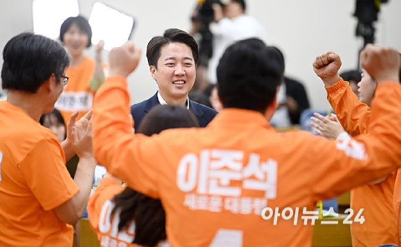 이준석 개혁신당 대선후보가 3일 서울 여의도 국회 의원회관에 마련된 제21대 대통령선거 개표상황실을 방문해 입장을 밝히고 있다. [사진=곽영래 기자]