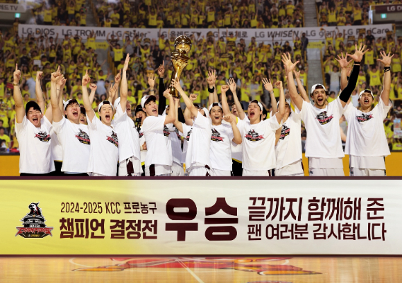 프로농구단 창원 LG 세이커스 선수들이 지난 17일 서울잠실학생체육관에서 열린 '2024-2025 프로농구 챔피온 결정전'에서 우승을 차지하고 환호하고 있다. 창원 LG 세이커스는 2024-2025 KCC 프로농구 챔피언결정전(7전 4승제) 7차전에서 '서울 SK 나이츠'를 62-58로 꺾었다. [사진=LG전자 뉴스룸]