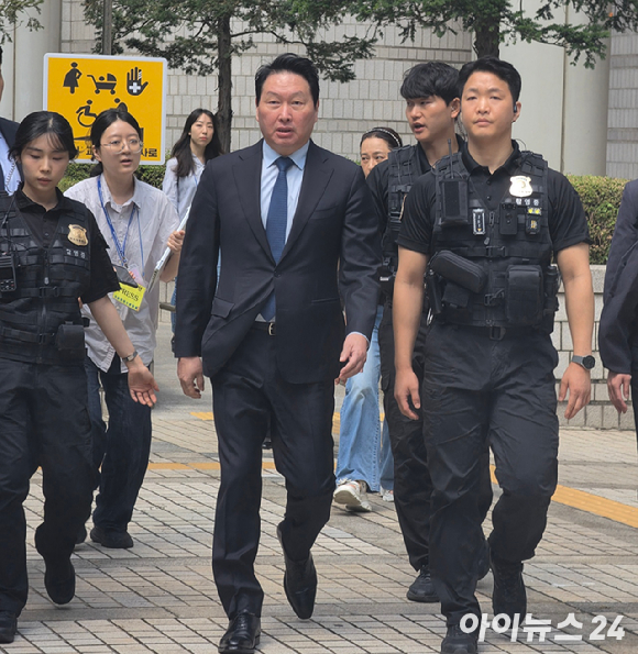 최태원 SK그룹 회장(왼쪽)과 노소영 아트센터 나비 관장이 26일 서울 서초구 서울고등법원에서 열린 재산 분할 파기환송심 2차 변론기일에 출석하고 있다. [사진=곽영래 기자]