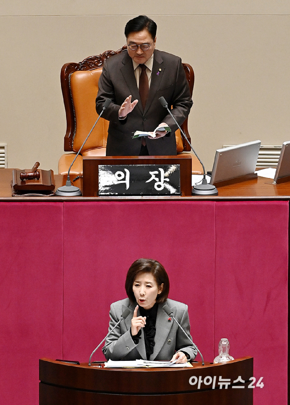 우원식 국회의장이 9일 서울 여의도 국회에서 열린 제429회국회(정기회) 제16차 본회의에서 가맹사업거래의 공정화에 관한 법률 일부개정법률안에 대한 필리버스터를 하기 위해 나온 나경원 국민의힘 의원이 의제와는 관련없는 발언을 이어가자 이에 대해 항의하고 있다. [사진=곽영래 기자]