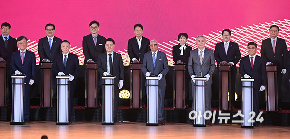 아지트 마노차(Ajit Manocha) 세미(SEMI) 최고경영자(CEO), 이용한 원익 회장, 문신학 산업통상부 1차관, 송재혁 삼성전자 디바이스솔루션(DS) 부문 최고기술책임자(CTO) 사장 등이 11일 서울 강남구 코엑스에서 열린 세미콘 코리아 2026에서 개막 퍼포먼스를 하고 있다. [사진=곽영래 기자]