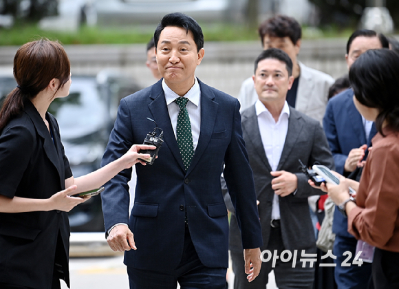 여론조사비 대납 의혹'을 받는 오세훈 서울시장이 28일 서울 서초구 서울고등법원에서 열린 항소심 2차 공판에 출석하고 있다. [사진=곽영래 기자]