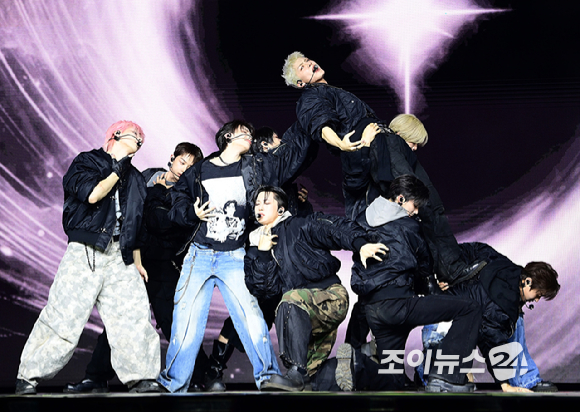 그룹 앤팀이 28일 오후 서울 용산구 한남동 블루스퀘어에서 열린 &TEAM(앤팀) 한국 데뷔 앨범 미니 1집 'Back to Life'(백 투 라이프)발매 기념 쇼케이스에 참석해 앨범과 동명의 타이틀곡 'Back to Life' 무대를 선보이고 있다. [사진=정소희 기자]