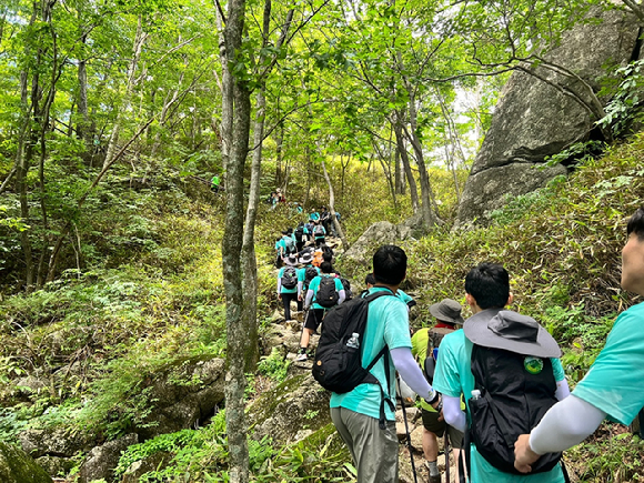 산림청은 지난 23일부터 25일까지 2박 3일간 청소년 78명과 함께 백두대간과 국가숲길을 걸으며 자연을 느껴보는 '청소년 산림생태탐방'을 실시했다. [사진=산림청]