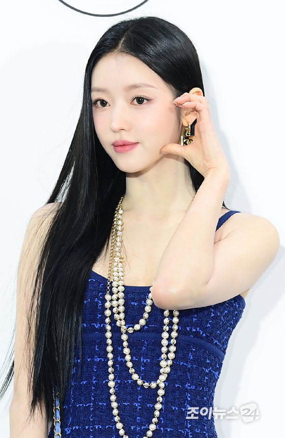 그룹 오마이걸 유아가 23일 오후 서울 성동구 성수동 인근에서 열린 샤넬 루쥬 알뤼르 팝업 행사에 참석하고 있다. [사진=정소희 기자]