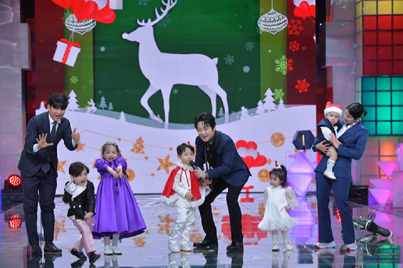 슈퍼맨이 돌아왔다 출연진들이 25일 오후 서울 여의도 KBS에서 열린 '2021 KBS 연예대상'에서 베스트 아이콘상을 수상한 후 수상소감을 전하고 있다. [사진=KBS]