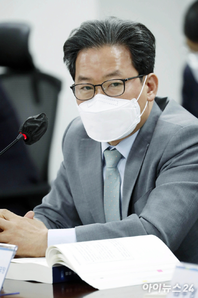 심재철 법무부 검찰국장이 12일 서울 여의도 국회 의원회관에서 열린 더불어민주당 검찰개혁특위 4차 회의에 참석해 김용민 의원 질문에 답변하고 있다. [사진=조성우 기자]