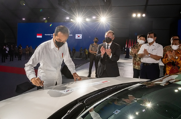 지난해 3월(현지시간) 현대차 인도네시아 공장 준공식에서 조코 위도도 인도네시아 대통령(앞줄 왼쪽 1번째)이 정의선 현대차그룹 회장(앞줄 왼쪽 2번째) 등의 박수를 받으며 전기차 '아이오닉5'에 기념 서명하고 있다. [사진=현대자동차]