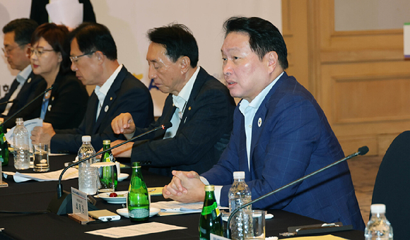 최태원 대한상의 회장이 18일 열린 APEC 경제인 행사 추진위원회 제2차 회의에서 인사말을 하고 있다. [사진=대한상공회의소]