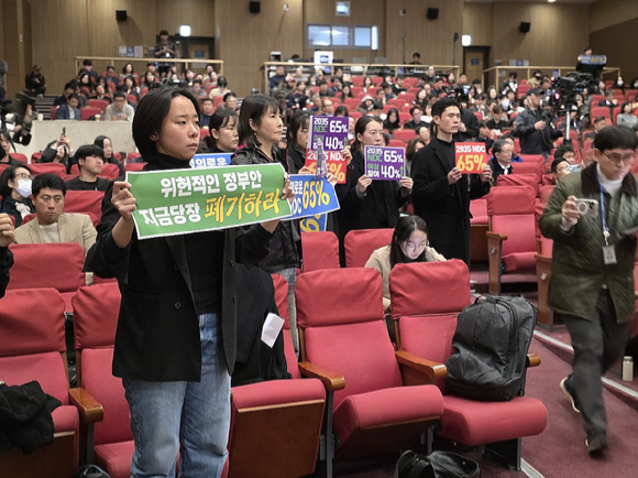 지난 6일 서울 영등포구 국회의원회관에서 열린 2035 국가 온실가스 감축 목표 공청회에서 참석자들이 정부 후보안에 항의하고 있다 [사진=연합뉴스]