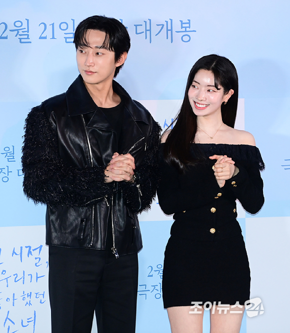 배우 진영과 다현(트와이스)이 19일 오후 서울 CGV 용산아이파크몰에서 열린 영화 '그 시절, 우리가 좋아했던 소녀'(감독 조영명) 언론시사회에 참석하고 있다. [사진=정소희 기자]