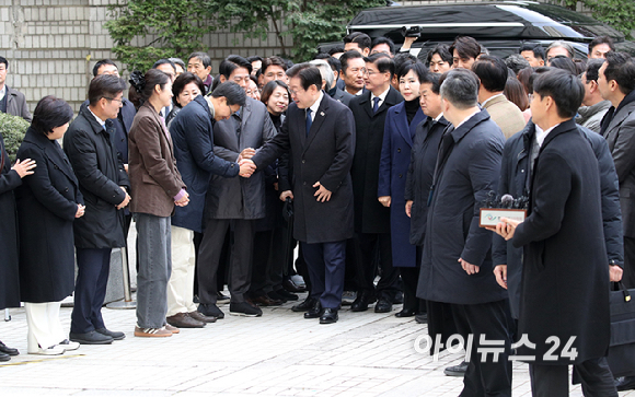 이재명 더불어민주당 대표가 25일 서울 서초구 중앙지방법원에서 열린 위증교사 혐의 사건 1심 선고공판에 출석하고 있다. [사진=사진공동취재단]