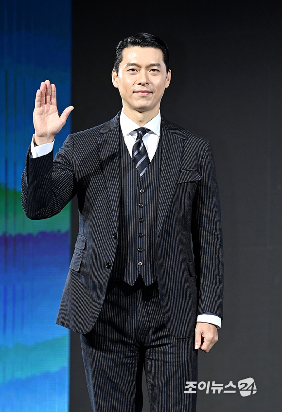 배우 현빈이 15일 서울 강남구 그랜드 인터컨티넨탈 서울 파르나스에서 열린 디즈니+ '메이드 인 코리아' 제작발표회에서 포즈를 취하고 있다. [사진=곽영래 기자]