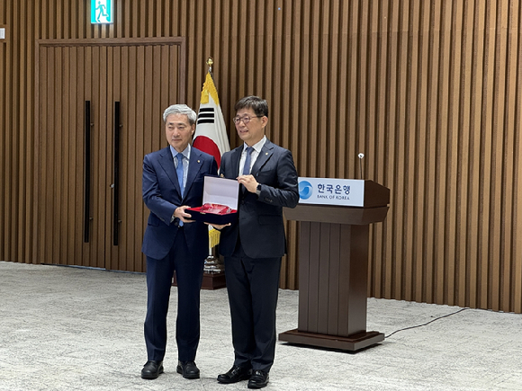 20일 한은 별관 컨퍼런스홀에서 열린 유상대 부총재 이임식에서 신현송 한국은행 총재가 유 부총재에게 감사패를 전달하고 있다. [사진=임우섭 기자]