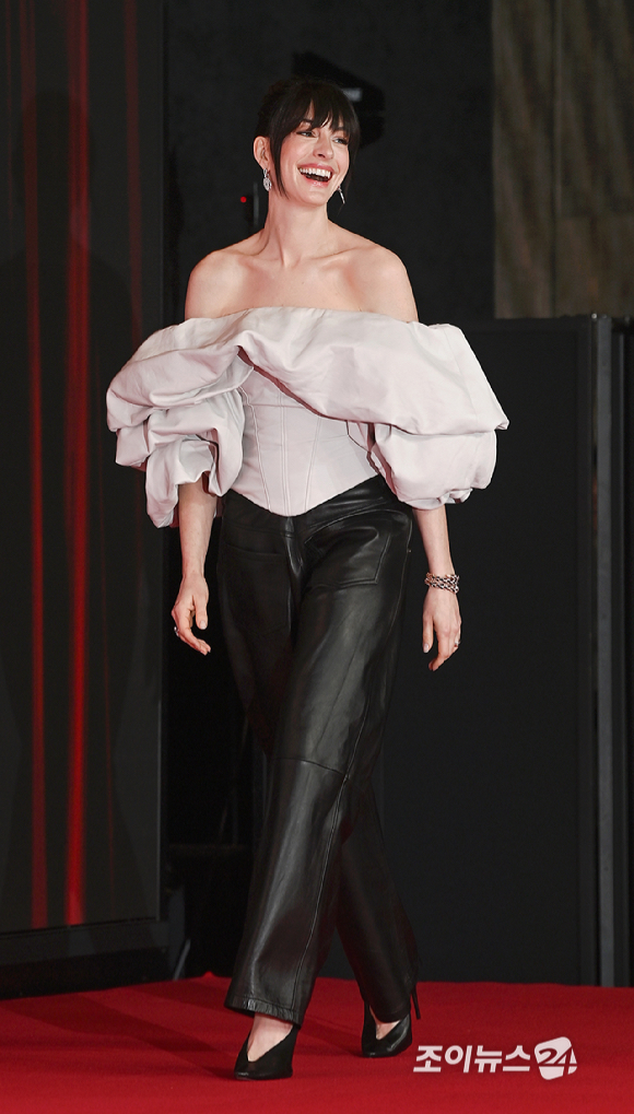 배우 앤 해서웨이가 8일 오전 서울 종로구 포시즌스 호텔 서울에서 열린 영화 '악마는 프라다를 입는다 2' 내한 기자간담회에 입장하고 있다. [사진=곽영래 기자]