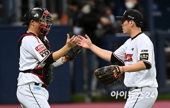 15일 서울 고척스카이돔에서 '2021 신한은행 SOL KBO리그' KT 위즈와 두산 베어스의 한국시리즈 2차전이 진행됐다. KT 장성우와 김재윤이 6-1로 승리한 후 하이파이브를 하고 있다. [사진=김성진 기자]