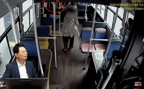 버스기사 A씨는 지난 6월 29일 오전 10시쯤 경남 창원시 부근에서 운행하던 중 정차로 인해 한 승객이 넘어지는 사고를 겪었다. 사고 당시 A씨는 넘어진 승객을 부축해 정류장 근처 약국까지 데려다 준 뒤 연락처를 줬지만, '뺑소니'로 신고당했다. [사진=유튜브 '한문철TV']