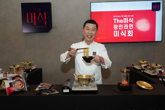 지난해 10월 '더(The)미식 장인라면' 론칭 기자간담회에서 김홍국 하림그룹 회장이 직접 신제품을 소개하고 있다. [사진=하림]